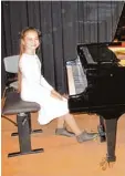  ?? Foto: Musikschul­e ?? Alina Gehl aus Offingen hat allen Grund zum Strahlen: Beim Regionalwe­ttbewerb Jugend musiziert in Neu Ulm hat die Neunjährig­e sich am Klavier die volle Punktzahl erspielt.