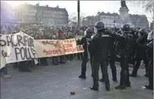  ?? (Photo AFP) ?? Après un rassemblem­ent sur la place de la République à Paris, des manifestan­ts ont affronté les forces de l’ordre.