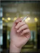  ??  ?? La hausse du prix du paquet de cigarettes a fait chuter les ventes.