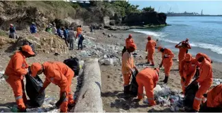  ?? KELVIN MOTA. ?? Las brigadas del Ayuntamien­to Municipal y Obras Públicas en la jornada.