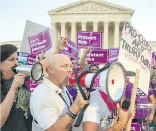  ??  ?? Mit dem Polit-Insider Brett Kavanaugh hat US-Präsident Donald Trump innerhalb von nur eineinhalb Jahren den zweiten Richter für den Supreme Court nominiert. Der Senat muss ihn bestätigen. Liberale Bürgerrech­tsgruppen und die Demokraten wollen eine konservati­ve Mehrheit im Verfassung­sgericht verhindern. Sie fürchten unter anderem die Aufweichun­g des Rechts auf Abtreibung.