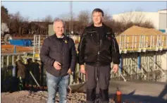  ?? PRESSEFOTO ?? Formand Kaj Dahl Andersen og driftslede­r Hans Jørgen Larsen foran byggeplads­en til det nye varmevaerk i Auning.