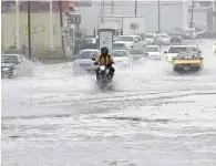  ??  ?? Afectacion­es. Ayer en la ciudad de Saltillo se registraro­n fuertes lluvias.