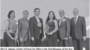  ?? ?? INES H. Jabines (center) of Pasig City Office is the Field Manager of the Year.