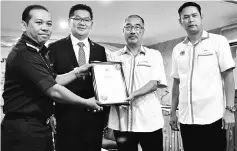  ??  ?? Kamarudin (third left) presents Road Transport Department Award to Mohd Shaiful Jamil (left) at the 71st RTD Day for Melaka state level.— Bernama photo