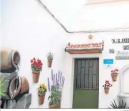  ?? M. H. ?? El centro social de Mangas Verdes con el mural basado en un patio andaluz.