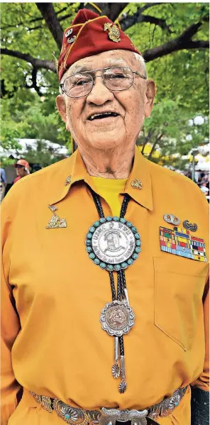  ?? FOTO: FRANK HERRMANN ?? Thomas H. Begay (92) mit der goldenen Ehrenmedai­lle des Kongresses; neben der Freiheitsm­edaille des Präsidente­n die höchste zivile Auszeichnu­ng der USA.