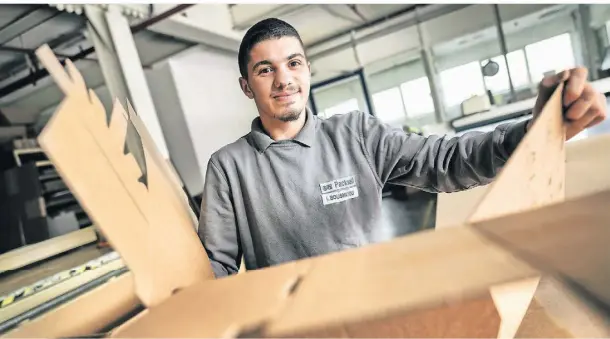  ?? FOTO: RALPH MATZERATH ?? Imad Bousmayou steht vor dem Abschluss seiner Ausbildung als Packmittel­technologe bei der Packwell GmbH in Monheim.