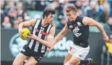 ??  ?? Collingwoo­d's Scott Pendlebury gets away from Patrick Cripps.