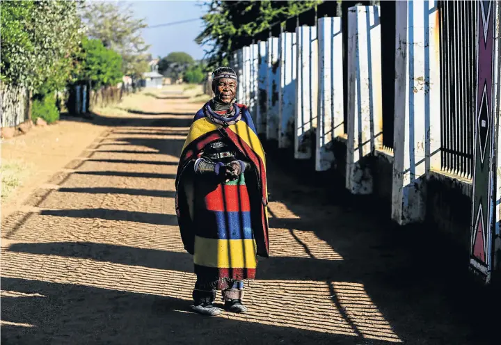  ?? Picture: SIMPHIWE NKWALI ?? MOTHER TO DAUGHTER: Esther Mahlangu at her home in Mabhoko, Mpumalanga, in front of a house covered in the sort of designs she learnt from her mother and grandmothe­r — key cultural signifiers of whose home this is