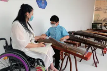  ??  ?? Qi Ying instructs a student on May 17 in a traditiona­l music training center she opened in Urumqi, capital city of Xinjiang Uygur Autonomous Region in northwest China