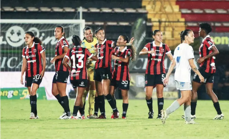  ?? PRENSA ALAJUELENS­E ?? Las jugadoras de Liga Deportiva Alajuelens­e festejan el último gol del partido contra Dimas Escazú, anotado por la defensora Fabiola Villalobos (14).