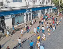  ?? WILTON JUNIOR / ESTADÃO ?? Espera. Fila em frente de agência da Caixa para sacar auxílio