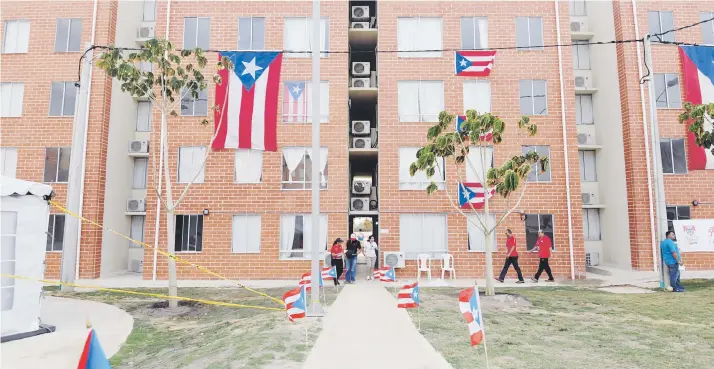  ?? Fotos / enviado especial / andre.kang@gfrmedia.com ?? El edificio de Puerto Rico en la Villa Centroamer­icana ya está adornado con las banderas boricuas. La instalació­n ha presentado problemas de electricid­ad y seguridad.