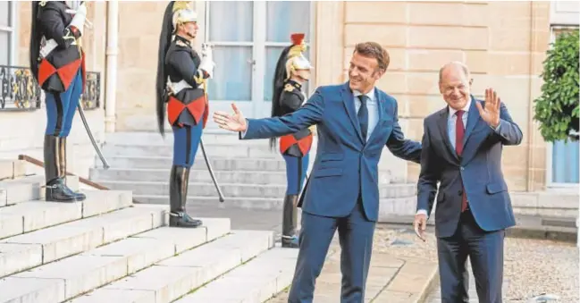  ?? // EFE ?? Macron recibe a Scholz a las puertas del Elíseo, en París