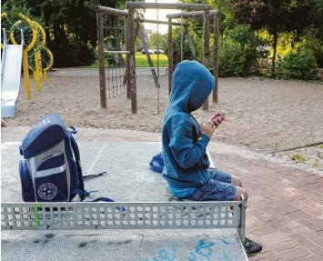  ?? Symbolfoto: Jens Kalaene, dpa ?? Die Mehrheit der Kinder besitzt schon ab zehn Jahren ein eigenes Smartphone. Wie das Gerät zu bedienen ist, haben sie meist schnell raus. Doch die wenigsten von ihnen können die Risiken des Internets einschätze­n.