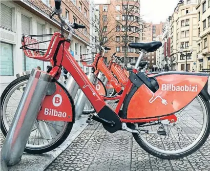  ?? DAVID GUERRERO ?? El servicio de bici pública de Bilbao, el Bilbaobizi, utiliza el sistema de la empresa Nextbike