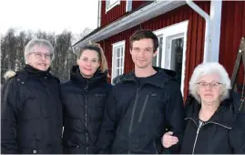  ??  ?? Emelie och Johannes mormödrar Marita Svensson och Maj Lindqvist bodde grannar i barndomen, men deras respektive barnbarn hade aldrig träffat varandra förrän den där kvällen på gymmet 2013.