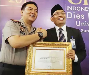  ??  ?? POLRESTABE­S FOR JAWA,POS INSPIRASI: Kapolresta­bes Surabaya Kombespol M. Iqbal menerima penghargaa­n dari Rektor Unair Prof Dr M. Nasih.