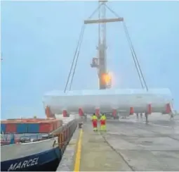  ?? MIGUEL DE QUERO ?? Descarga. Operativa, ayer, en el Muelle de Tablada Puerto de Sevilla para trasladar el tanque de fermentaci­ón, con una longitud de 27,8 metros.