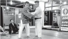  ??  ?? Sensei Nori Bunasawa (L) demonstrat­es his judo skills during a widerangin­g judo seminar the other night at the Citi Gym in Waterfront­Cebu City Hotel and Casino.