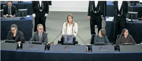  ?? FOTO: IMAGO/ELYXANDROC­EGARRA ?? Die Präsidenti­n des EU-Parlaments, Roberta Metsola (Mitte), ruft EU-Bürger in einem Video zur Teilnahme an der Europawahl auf.