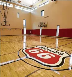  ?? Melissa Phillip / Houston Chronicle ?? The basketball gym at Phillips 66’s headquarte­rs, at 2331 CityWest Blvd., features the company’s logo.