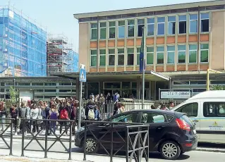  ??  ?? L’ingresso dell’Itc Carrara di Lucca dove nei giorni scorsi si è verificato il caso di bullismo ai danni di un prof