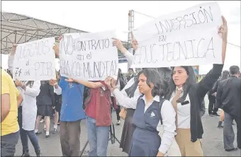  ??  ?? Estudiante­s nucleados en la Fenaes fueron despojados de sus carteles por los efectivos de la seguridad presidenci­al. Fue ayer en el acto en el litoral del Palacio de López.