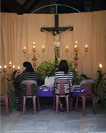  ?? Chris Navarro ?? PABASA 2018. Two women from Mexico, Pampanga read the ‘pasyon’, a Catholic devotion during Holy Week, in which continuous and uninterrup­ted reading and chanting on the life, passion death and resurrecti­on of Jesus Christ is done.—