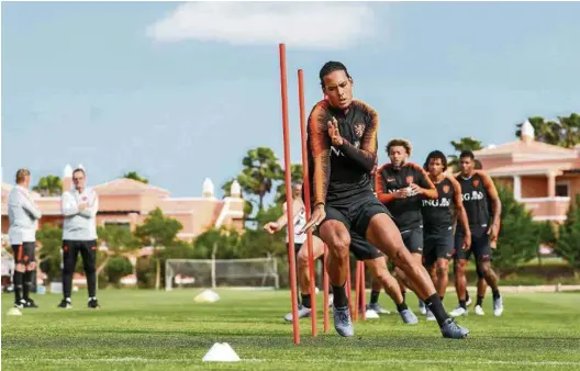  ?? (IMAGO IMAGES/VI IMAGES) ?? Avant le match contre l’Angleterre, l’équipe orange s’entraîne à Faro, au Portugal.