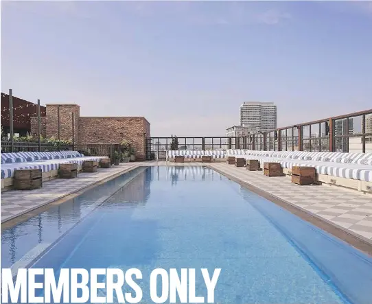  ?? DAVE B./SOHO HOUSE ?? The rooftop pool at the Soho House Chicago provides panoramic views of the city.