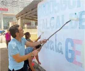  ?? CORTESÍA ?? El alcalde electo de Montería, Carlos Ordosgoiti­a Sanín, pinta uno de los murales en los que aparecía su publicidad política.