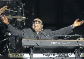  ?? /AFP ?? Una leyenda. Stevie Wonder saluda al público en la fiesta de Obama.