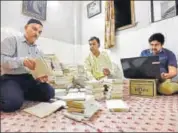  ?? HT PHOTOS: MOHD ZAKIR ?? The DelhiYouth Welfare Associatio­n has grown from eight members to a total of 34. Here, members Shareef Quraishi, Naeem and Mohammad Sajid sort and catalogue some of the library’s 20,000 books. The indexing began in March and is expected to take until October.