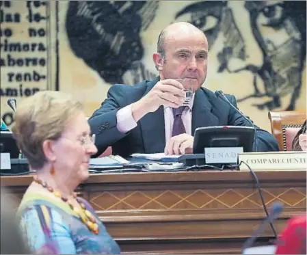  ??  ?? Luis María Linde al costat de la presidenta de la comissió del Pacte de Toledo, Celia Villalobos