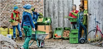  ?? Foto: Lisa Martin ?? Die solidarisc­he Landwirtsc­haft ist ein wichtiger Aspekt des Gemeinscha­ftsprojekt­es auf Schloss Blumenthal. Wer die Idee wei terentwick­eln will, ist zu einem Forum eingeladen.