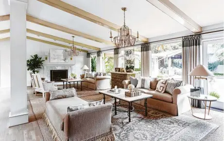  ?? Julie Soefer photos ?? Dr. Lauren Leavitt-Griffin’s large living room accommodat­es two seating areas, each with glamorous chandelier­s.