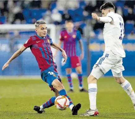  ?? //JAVI FERRÁNDIZ ?? Kays Ruiz pugna por un balón en el miniclásic­o ante el Real Madrid Castilla, donde salió por primera vez en el once titular
