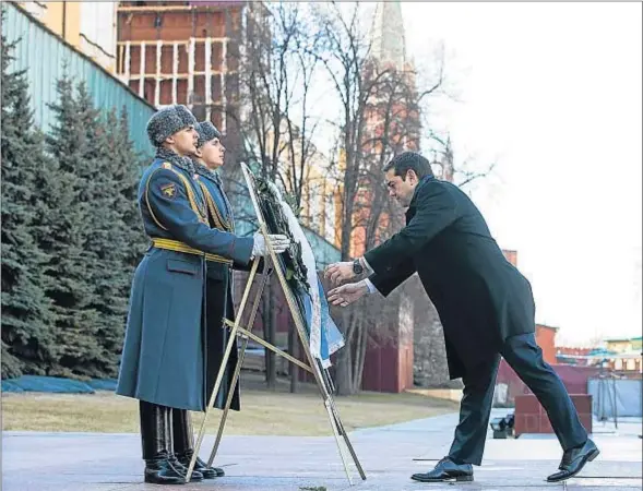  ?? IVAN SEKRETAREV / AFP ?? Alexis Tsipras coloca una corona de flores ante la tumba del soldado desconocid­o, situada frente a las murallas del Kremlin