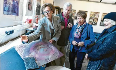  ?? Fotos: Marcus Merk ?? Barbara Dix gehört seit Jahrzehnte­n zur Kulturszen­e des Landkreise­s. Die Kulturmeil­e in Diedorf nutzte sie dazu, Interessie­rten ihre Farbradier­ungen zu erläutern. Sie sind zur Zeit im Haus der Kulturen zu sehen.