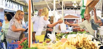  ?? FOTOS (2): PRÜMEN ?? Frisches Obst und Gemüse gab es am Mittwoch zum zweiten Mal nach Feierabend auf dem Kempener Buttermark­t zu kaufen. Auch die zweite Auflage des Wochenmark­tes nach 17 Uhr wurde von den Kunden gut angenommen.