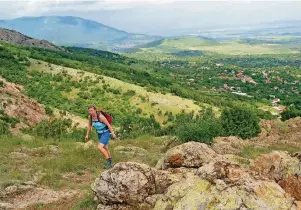  ?? FOTOS (2): ARND PETRY ?? Das Balkangebi­rge beim Sliven-Naturpark ist touristisc­h noch keine große Nummer.