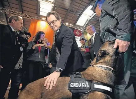  ?? MARC ARIAS ?? Mas visitó ayer, con el alcalde Trias, el Festival de la Infància; en la foto, en el stand de la Guardia Civil