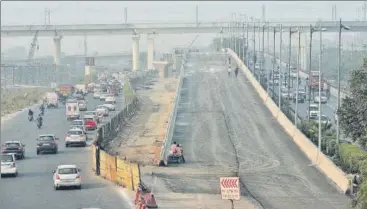  ?? RAJ K RAJ/HT PHOTO ?? Constructi­on workers on the flyover in front of Mayur Vihar-i Metro station on Saturday.