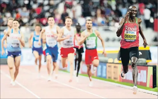  ?? SRDJAN SUKI / EFE ?? Tim Cheruiyot vuela hacia el título de los 1.500 m, anoche en Doha