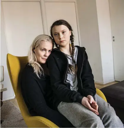  ?? Bild: MALIN HOELSTAD ?? EN FAMILJEANG­ELÄGENHET. Malena Ernman och dottern Greta Thunberg 15 år, som även hon blivit berömd för sin kamp för klimatet.