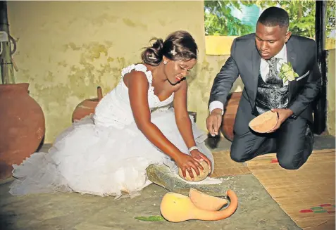  ?? Pictures: HOTSPOT PHOTOGRAPH­Y Thehotspot­photograph­y.blogspot.com ?? THE FOOD OF LOVE: Above, the traditiona­l ’Sila Mabele’ (grinding of mielie meal) is performed to demonstrat­e that a woman can feed her family