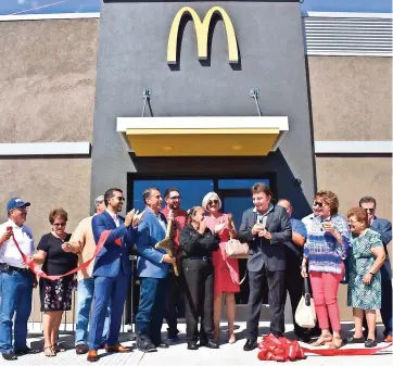  ??  ?? el EMPRESARIO Richard Castro inauguró el restaurant, ubicado en el 625 N. Zaragoza