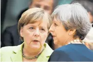  ?? AFP ?? Ángela Merkel, izq., conversa con Theresa May.